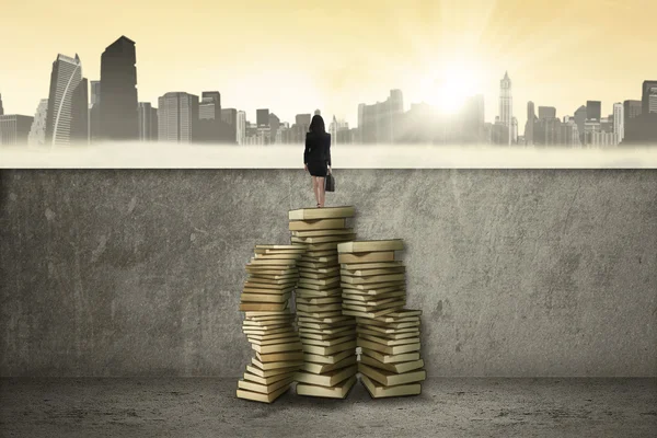 Woman using books to go on the city — Stock Photo, Image