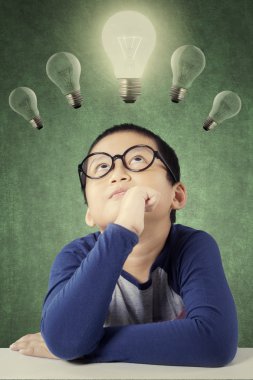 Ampul altında düşünceli erkek öğrenci