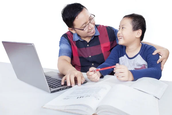 Menino conversando com seu pai enquanto estudava — Fotografia de Stock