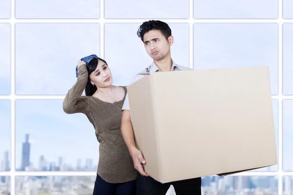 Confused couple bring box at apartment — Φωτογραφία Αρχείου