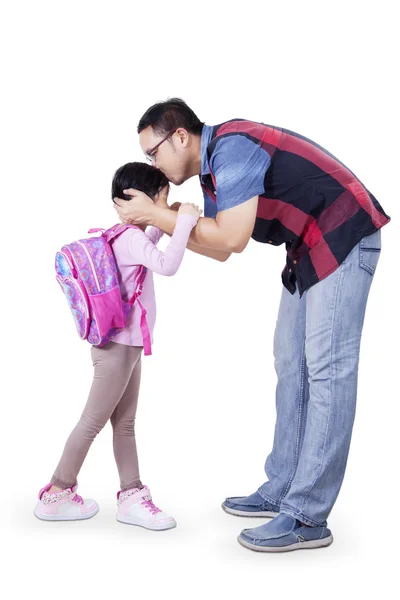 Papà bacia sua figlia prima di andare a scuola — Foto Stock