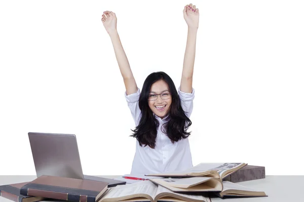 Muchacha emocionada estudiando con libros y levantar las manos —  Fotos de Stock