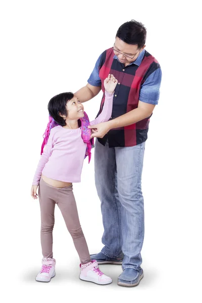 Padre prepara sua figlia prima di andare a scuola — Foto Stock