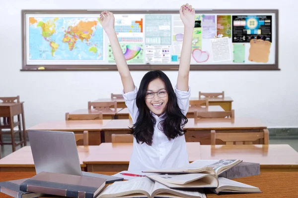 Menina adolescente feliz de volta à escola e levantar as mãos — Fotografia de Stock