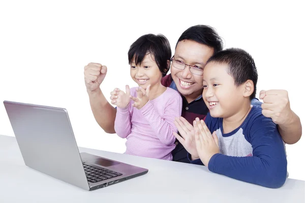 Enfants joyeux applaudissements mains avec le père — Photo