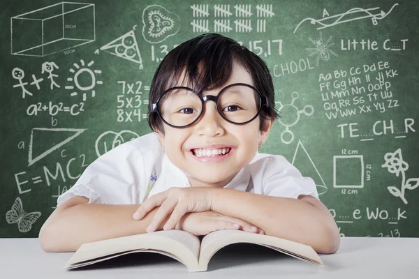 Maternelle écolier avec livre souriant — Photo