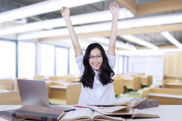 Estudante universitário bonito levantar as mãos na sala de aula — Fotografia de Stock