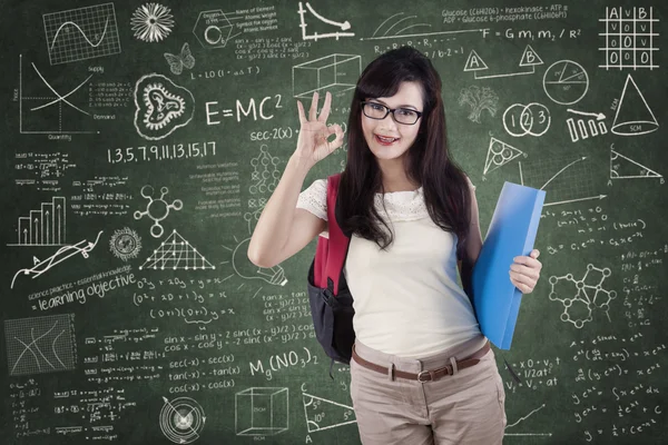 Estudiante muestra aprobación gesto de la mano — Foto de Stock