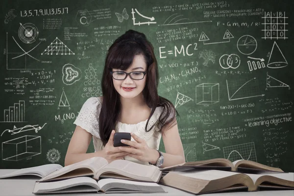 Student texting in the class — Stock Photo, Image