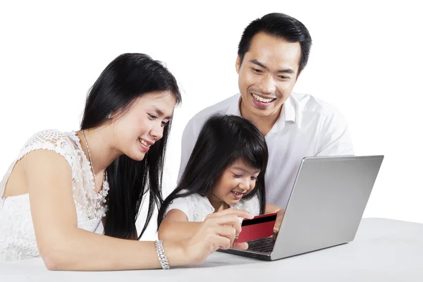 Asian family buying online — Stock Fotó