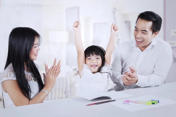 Fröhliches Kind bekommt Applaus von seinen Eltern — Stockfoto
