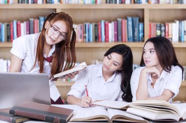 Kütüphanede okuyan üniversite öğrencilerinin grup