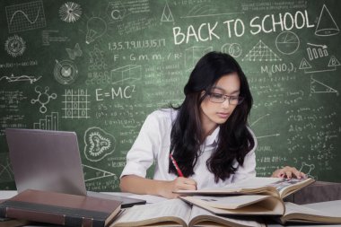 Okulda ve sınıfta okuyan öğrenci