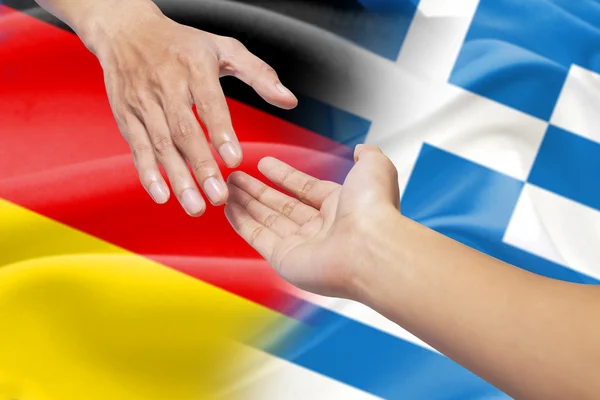 Χέρια βοηθείας με σημαίες γερμανικά και Ελλάδα — Φωτογραφία Αρχείου
