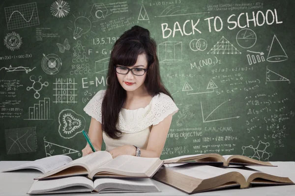 High school learner doing school assignment — Stock Photo, Image