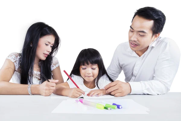 I genitori ispanici aiutano la figlia a studiare — Foto Stock