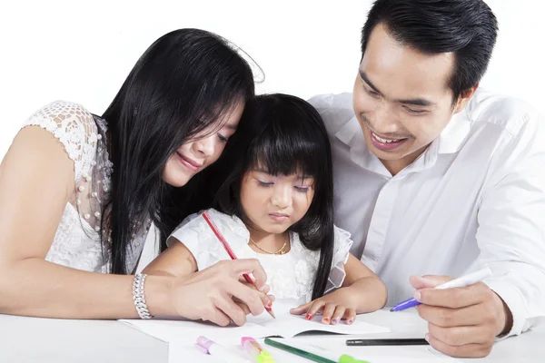 Padres hispanos enseñan a su hijo a escribir — Foto de Stock