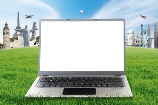 Laptop en la hierba con los monumentos del mundo — Foto de Stock