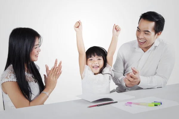 Meisje krijgen applaus van haar ouders — Stockfoto