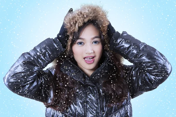 Pretty female model in winter clothing — ストック写真