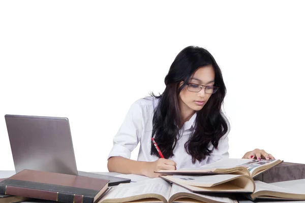 Aprendiz inteligente fazendo tarefa escolar — Fotografia de Stock