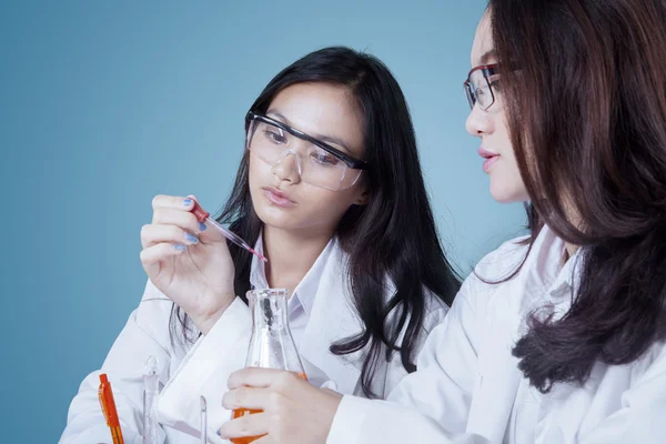 Двоє молодих вчених проводять хімічні дослідження — стокове фото