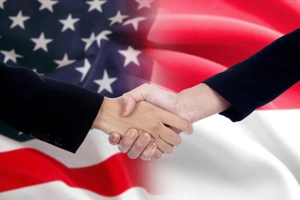 Arbeiter-Handschlag mit der amerikanischen und indonesischen Flagge — Stockfoto