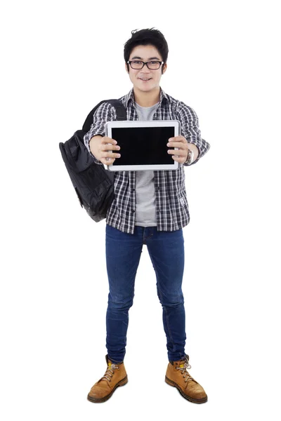 Junge Lernende zeigt Tablet — Stockfoto