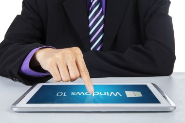 Windows 10 tablet üzerinde kullanarak iş adamı