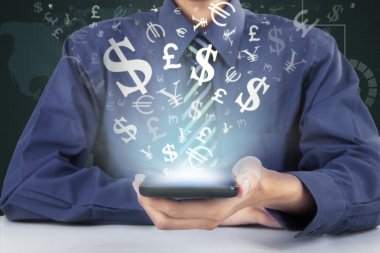 Girişimci para çevrimiçi yapmak için cep telefonu tutan