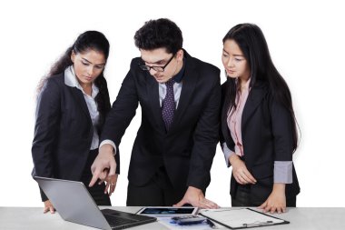 Erkek girişimci gösteren belge Office