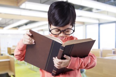 Zeki küçük öğrenci sınıf kitap ile