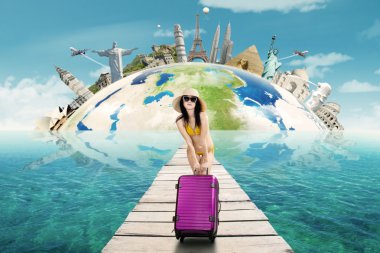 Kadın bikini ve çanta ile dünya çapında seyahat için