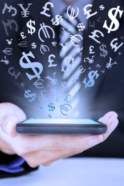 Para çevrimiçi yapmak için cep telefonu tutan alt