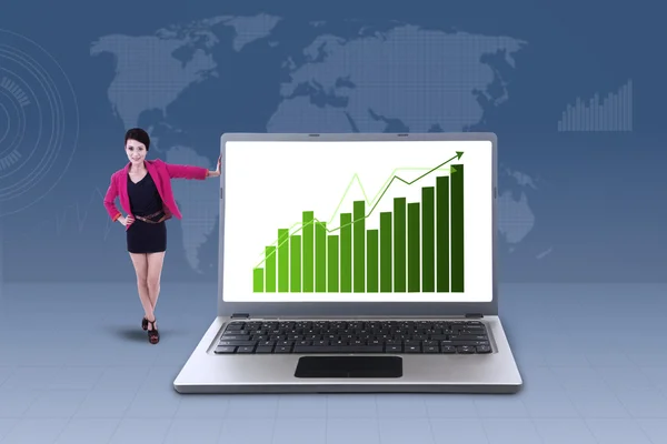 Empresária e gráfico de barras de lucro no laptop — Fotografia de Stock