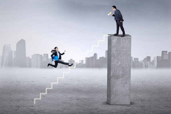 Бизнесмен спешит на встречу со своим боссом
