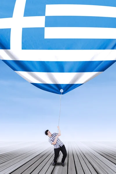 Кавказцы спускают греческий флаг — стоковое фото