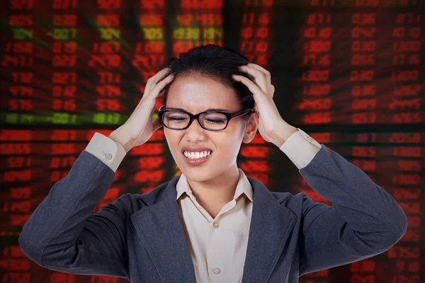 股票市场背景的郁闷的女商人 — 图库照片