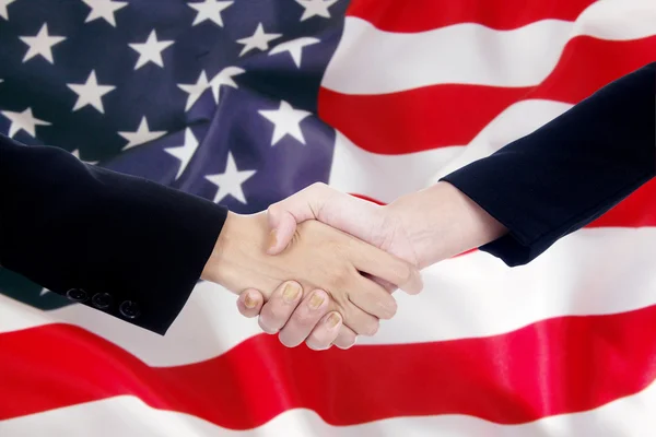 Handshake över amerikanska flaggan bakgrund — Stockfoto