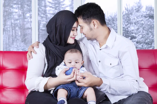 Genitori felici con il loro figlio sul divano — Foto Stock