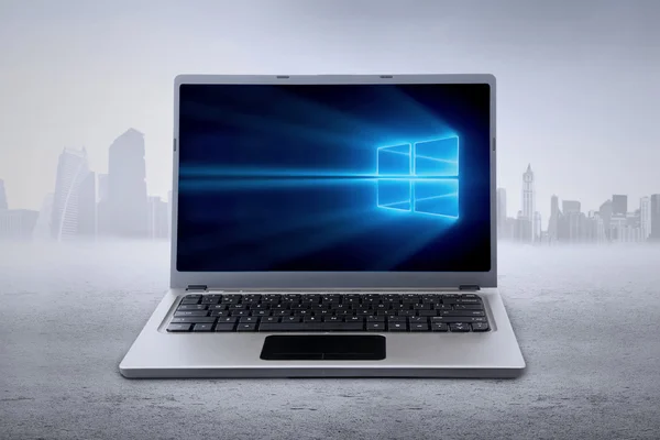 Dizüstü bilgisayar ile windows 10 duvar kağıdı — Stok fotoğraf