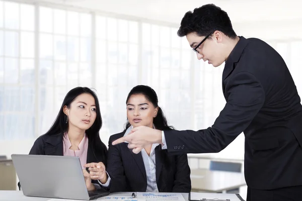 Male leader explain business strategy — Stock Photo, Image