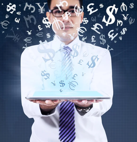 Hombre sosteniendo la tableta para hacer dinero en línea — Foto de Stock