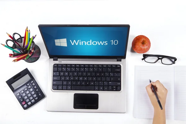 Windows 10 ve öğrenci el ile defter