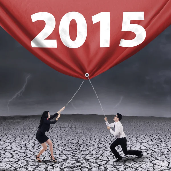 People pulling number 2015 outdoors — Stock Photo, Image