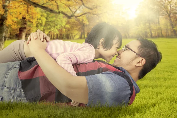 Ragazza giocosa con suo padre al parco — Foto Stock