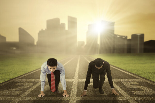 Два работника готовы начать соревнование
