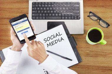 İşçi sosyal medya Facebook açar