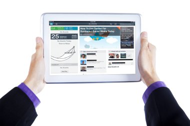 Tablet heyecan Web sayfası ile işadamı ellerini tutun