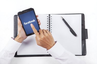 Facebook logo dokunmadan işadamının el